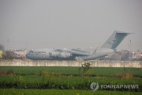 인도인 불법체류자 태운 미 군용기가 5일 인도 암리차르 공항에 착륙한 모습