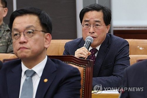 답변하는 이진동 대검 차장