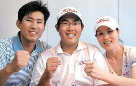 아들 안병훈(중앙), 아내 자오즈민과 함께한 안재형 회장(왼쪽)