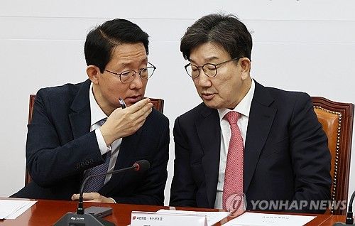 대화하는 권성동 원내대표와 김상훈 정책위의장