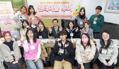 문래동에서 열린 '원테이블 투어'에 참석한 최호권 영등포구청장