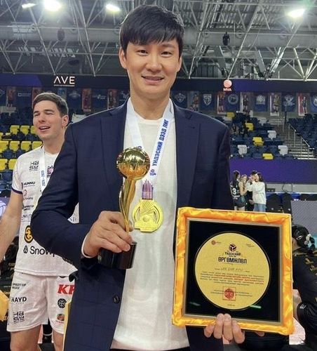 몽골 배구 챔피언 트로피를 든 이선규 하쑤 감독