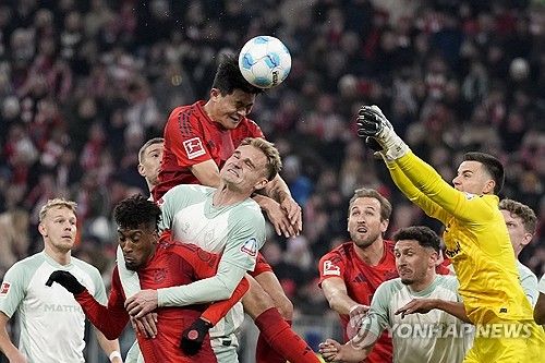 브레멘전에서 헤딩슛을 시도하는 뮌헨 김민재.