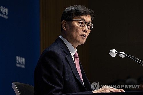기자간담회서 발언하는 이창용 총재