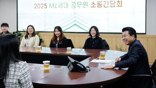 MZ세대 공무원들과 소통 간담회 하는 서강석 송파구청장