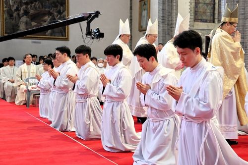 사제 서품식 중인 김동준 신부