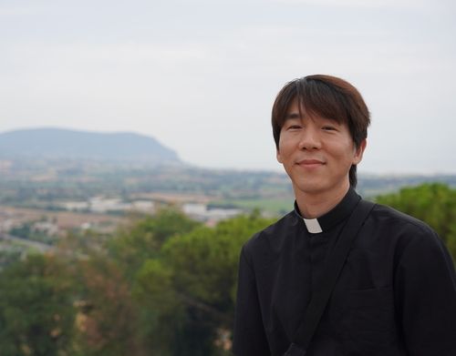 부제 시절 로마 성지 순례 중인 김동준 신부