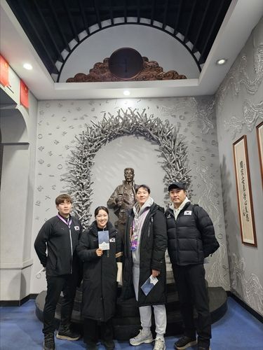 (왼쪽부터) 이호승 트레이너, 김경애, 성지훈, 임명섭 감독