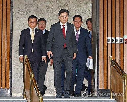 원내대책회의 참석하는 권성동 원내대표