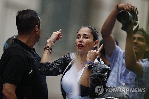 마지막 유세 펼치는 루이사 곤살레스 후보(가운데)