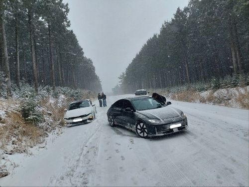 눈길에 고립된 차량