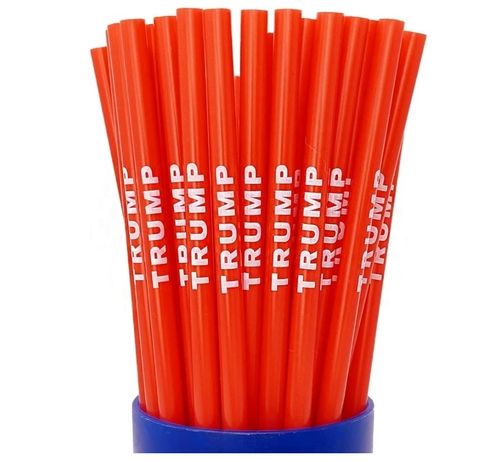 트럼프 로고가 새겨진 플라스틱 빨대