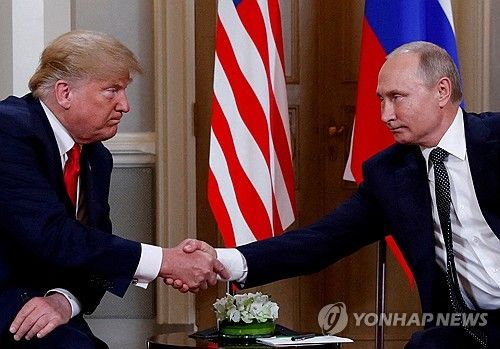 악수하는 트럼프 미국 대통령과 푸틴 러시아 대통령