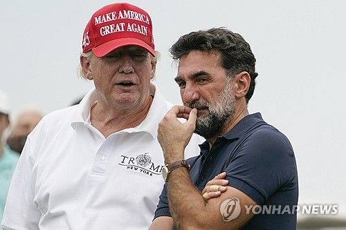2023년 대회 코스에서 만나 대화하는 트럼프 대통령과 루마이얀 총재.