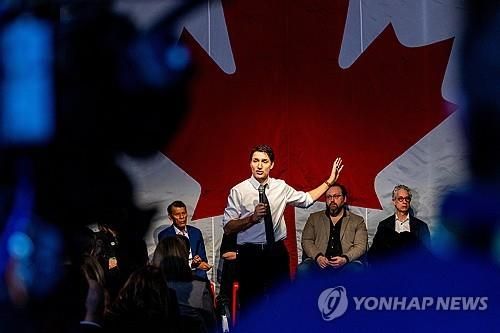 산업·노동계 대표자 행사장서 발언하는 쥐스탱 트뤼도 총리