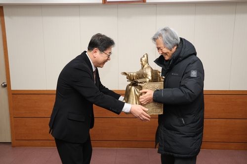광화문 세종대왕 동상 축소품 기증