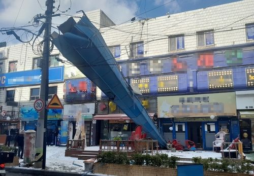 떨어진 교회 첨탑