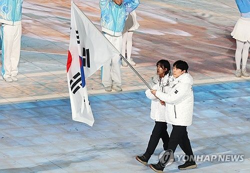 대한민국 기수로 나선 이총민과 김은지