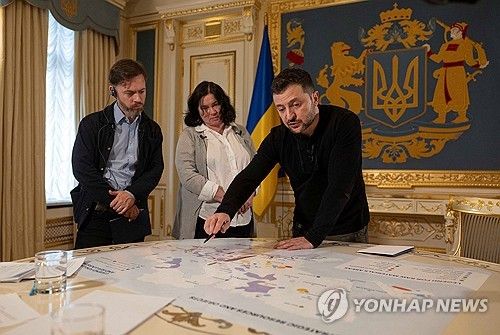 광물 지도 보여주는 젤렌스키 대통령