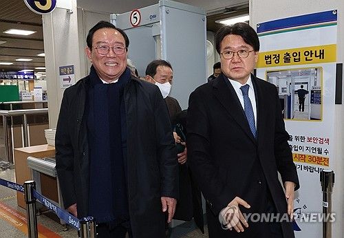 법정 나서는 송철호-황운하