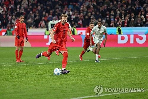 페널티킥 차는 뮌헨의 해리 케인.