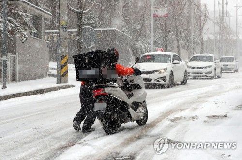폭설에 힘겨워하는 배달기사
