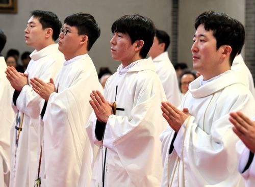 사제 서품식에 참석한 김동준 신부(오른쪽에서 두번째)