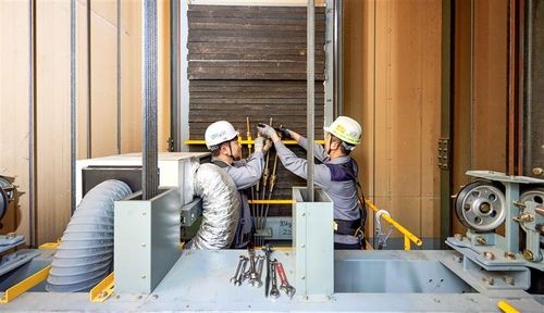 승강기 점검 중인 현대엘리베이터 직원들