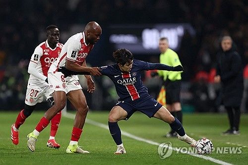 모나코전에서 공을 간수하려는 PSG 이강인(가운데) 