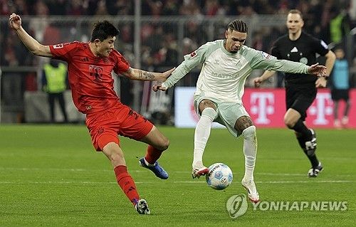 브레멘전에서 경합하는 뮌헨 김민재(왼쪽).