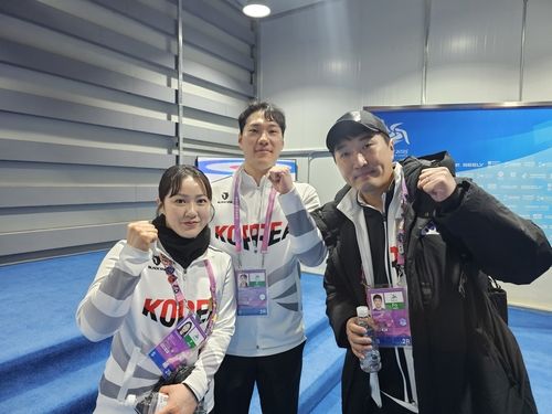 믹스더블 대표팀의 김경애, 성지훈, 임명섭 감독