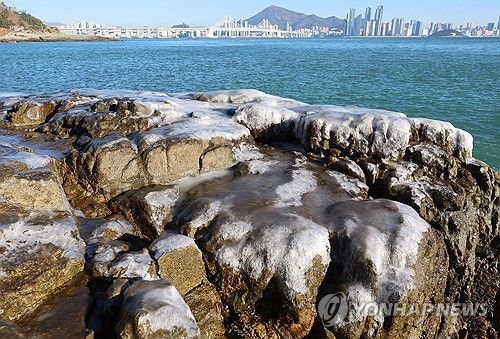 부산 바다도 얼린 최강 한파
