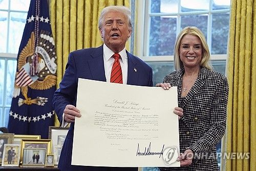 팸 본디 법무장관에게 임명장을 주는 도널드 트럼프 대통령