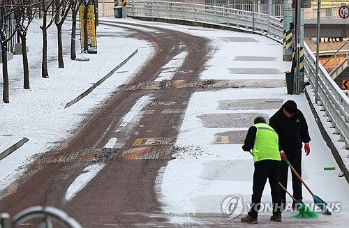 제설작업하는 공무원들