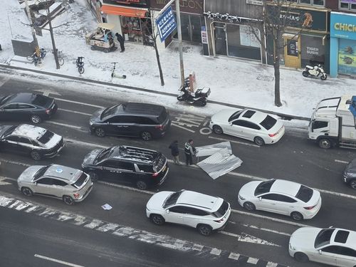 강풍에 떨어진 건물 구조물