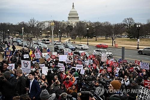 미국 워싱턴DC에서 트럼프 정부의 대량 감원 조치 등에 반대하는 목소리를 내고 있는 시위대 [AFP 연합뉴스 자료사진] 