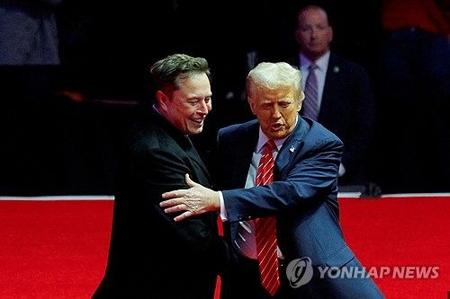일론 머스크와 포옹하는 도널드 트럼프 미국 대통령