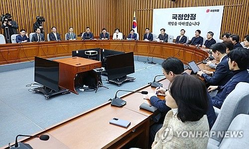 원내대책회의 발언하는 권성동 원내대표