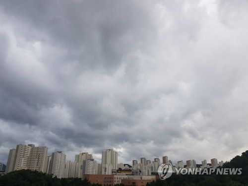 구름 많은 하늘