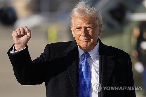 7일(현지시간) 에어포스원 탑승 전 포즈 취하는 도널드 트럼프 미국 대통령