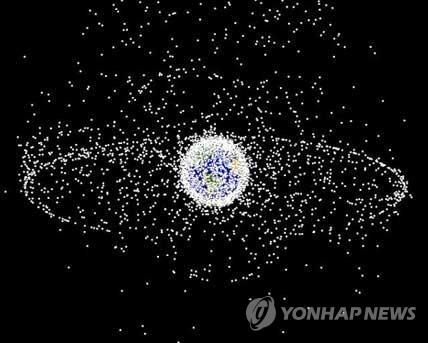지구를 싸고 있는 우주 쓰레기 상상도