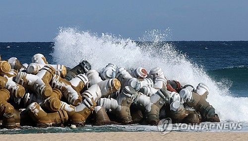 추위가 만든 방파제 얼음