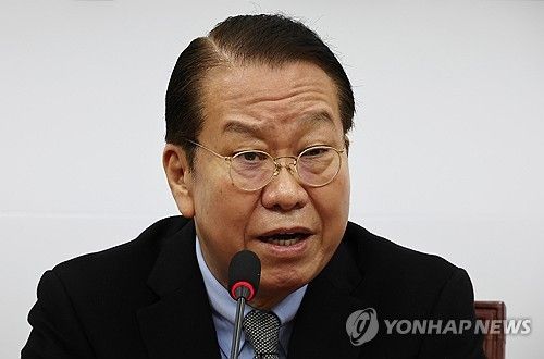 질문에 답변하는 권영세 비대위원장