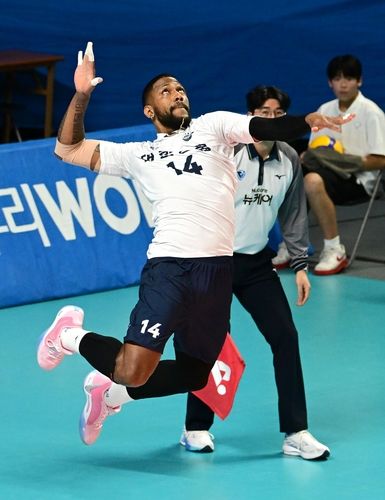 스파이크하는 대한항공의 요스바니