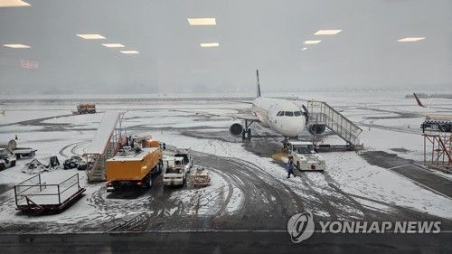 눈 내리는 청주공항