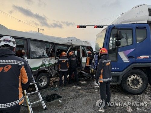 '대설주의보' 군산서 통근버스-화물차 충돌