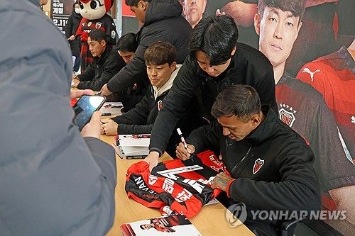 사인하는 포항스틸러스 주장