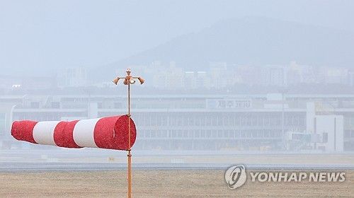 강풍·폭설에 제주공항 결항 속출