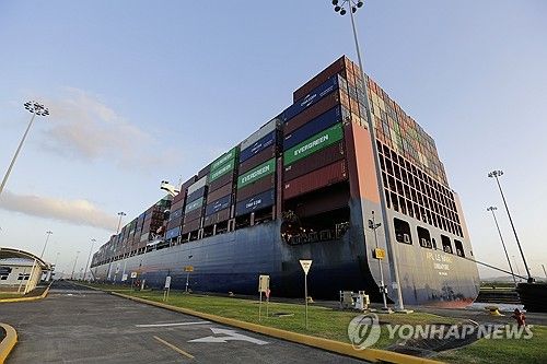 7일(현지시간) 파나마 운하 통과하는 선박