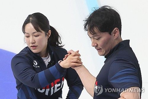 컬링 믹스더블 김경애(왼쪽)-성지훈 조